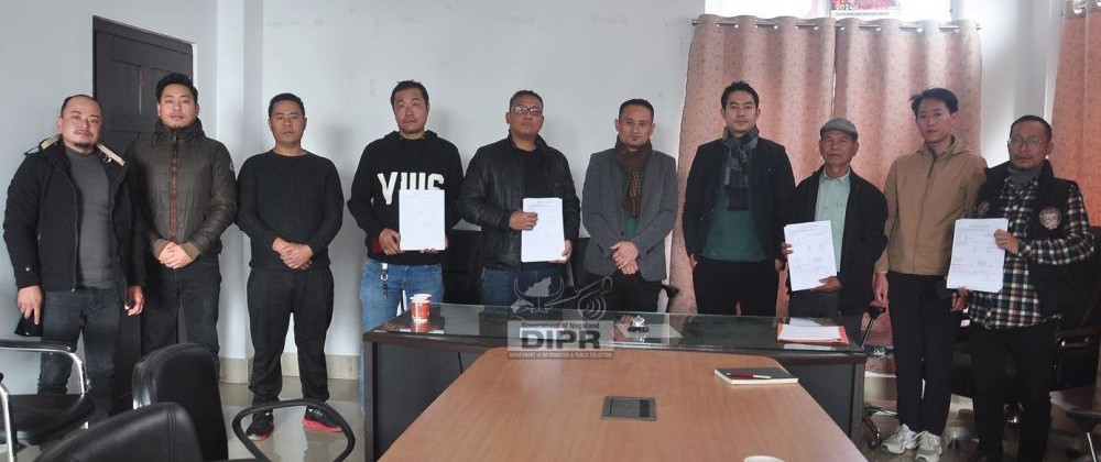 ADC Mokokchung, Chumlamo Humtsoe with the political parties during the reviewing meeting for Final Publication of Electoral Roll at DC’s Conference Hall, Mokokchung on January  10. (DIPR Photo)